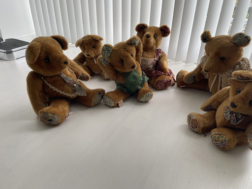 Set di orsetti di peluche vintage, di varie dimensioni e con diversi abiti.