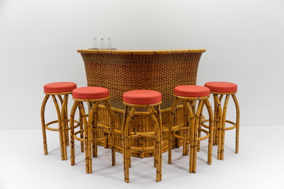 Image 1 of Bamboe bar met 5 bamboe barkrukken, jaren 1950, Italië