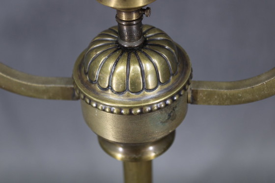 Image 1 of Lampe de table en laiton restaurée des années 1930 avec base en bois et abat-jour en verre