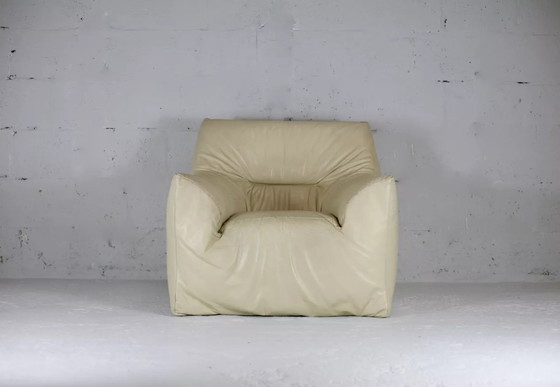 Image 1 of Crèmekleurige fauteuil van leer en schuim