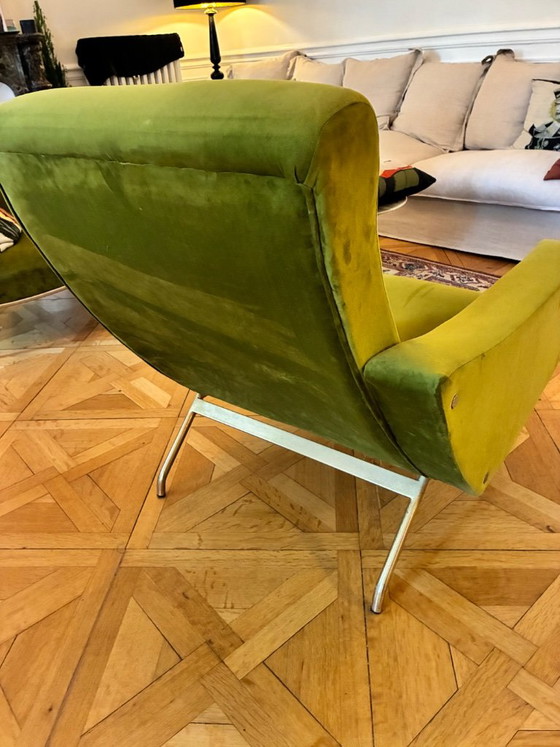 Par de sillones Joseph-André Motte para Steiner, Francia, década de 1950 – Terciopelo verde y latón – Brass (photo 4 of 7)