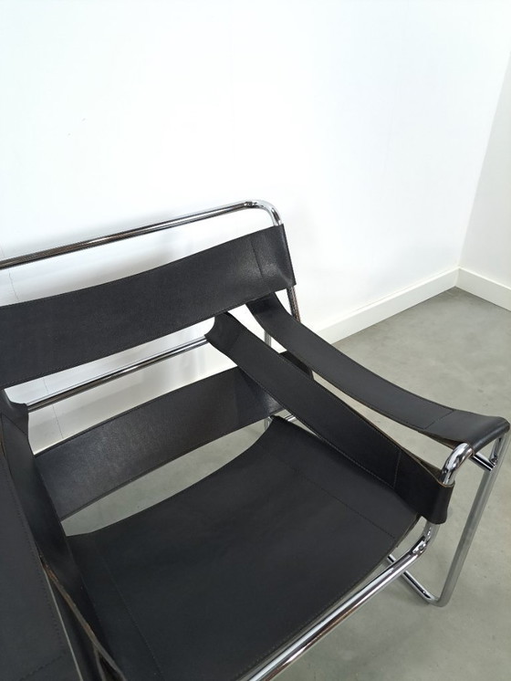 Image 1 of Réplica de la silla Wassily con cuero negro y cromo