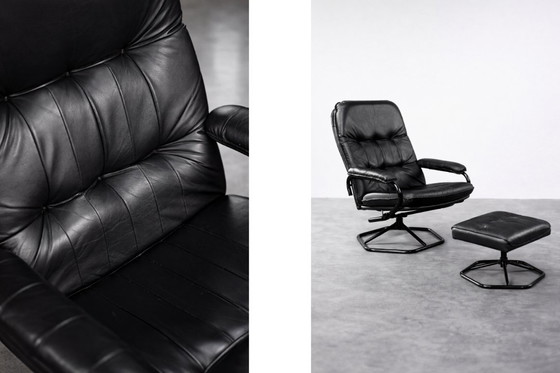 Image 1 of Poltrona girevole e pouf in pelle nera danese moderna vintage di metà secolo di Unico, anni '70, set di 2
