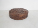 Pouf in pelle marrone scuro. In buone condizioni vintage.