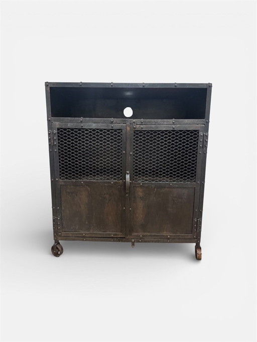 Industriële Vintage Metalen Drankenkast in IJzer en Staal met Gaasdeuren en Wielen – Fabrieks / Loft Stijl