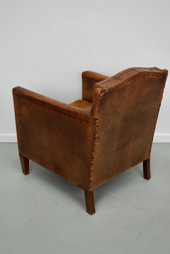 Image 1 of Antieke Franse cognackleurige leren clubfauteuil met knooprug