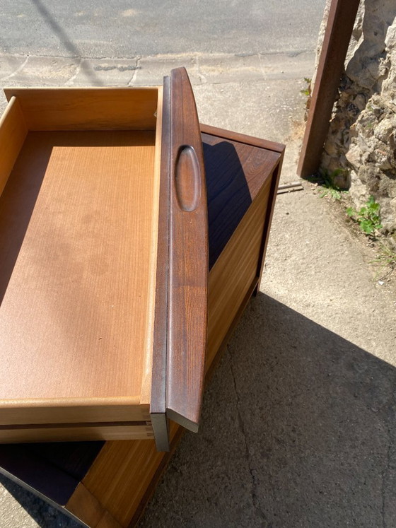 Image 1 of Vintage ladekast uit de jaren 70 van massief iepenhoutfineer met 3 lades.