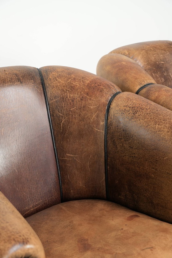 Image 1 of Ensemble robuste de 2 fauteuils club vintage en peau de mouton de style anglais