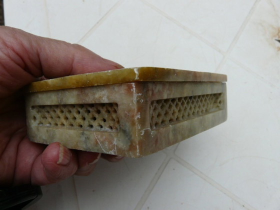 Image 1 of Schmuckkästchen aus grünem Onyx mit Intarsien aus Marmor und Perlmutt