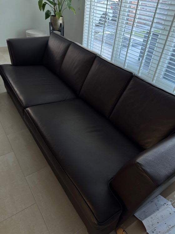 Image 1 of Banquettes en cuir, dont une avec méridienne.