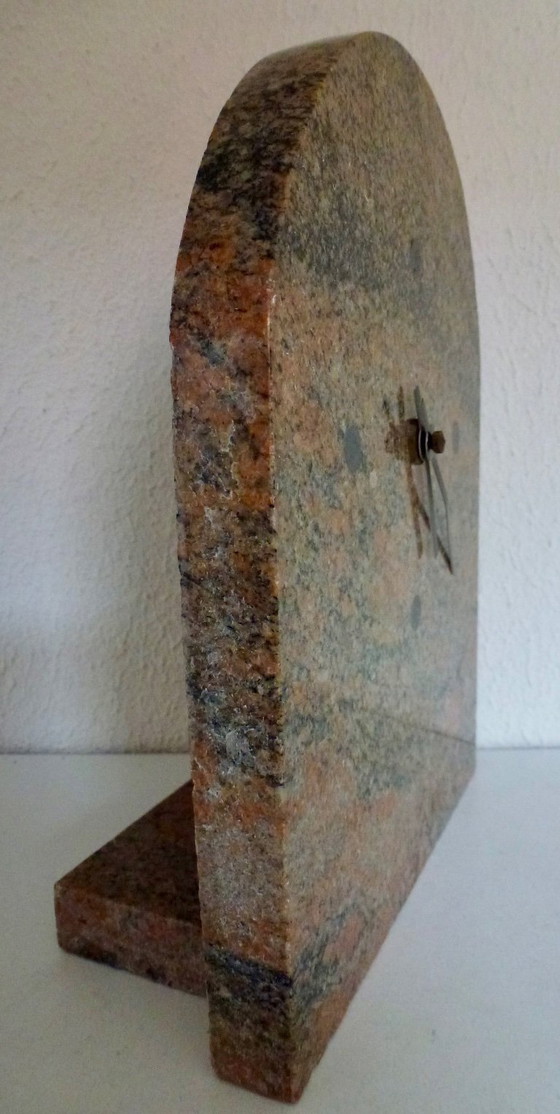 Image 1 of Tischuhr „Kienzle“ aus Granit, minimalistisches Design mit geschwungener Oberkante