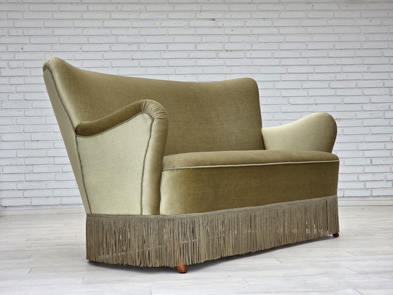 Image 1 of Sofá danés de dos plazas, años 60, terciopelo verde, patas de madera de haya.