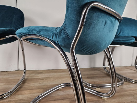 Image 1 of Quattro sedie tubolari degli anni '70 rivestite in velluto blu