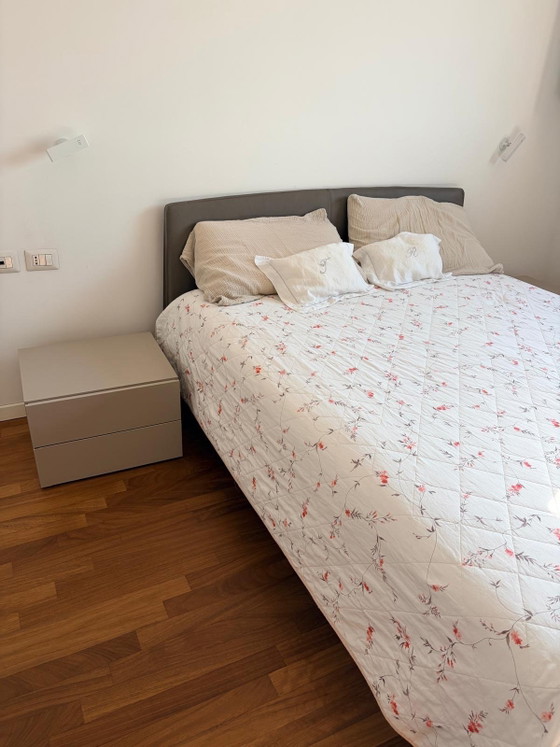NOVAMOBILI – Siri Bett aus Leder + 2 Easy Nachttische + Easy System Kommode – Doppelbetten, Holz (photo 7 of 8)