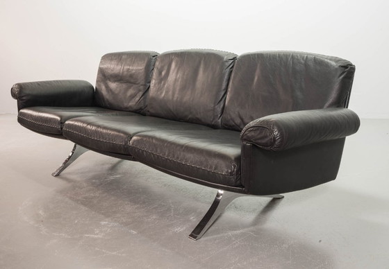 Image 1 of Exquisite De Sede Schwarzes Lederband genäht Dreisitzer Sofa DS31. Schweiz, 1960er Jahre.