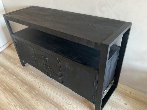 Beautiful Sideboard Made of Mango Wood and Metal – dressoirs (photo 2 of 12)