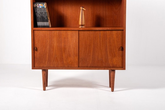 Image 1 of Deense teakhouten boekenkast uit het midden van de 20e eeuw met schuifdeuren – Sejling Skabe, jaren 60