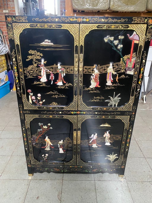 Armario chino con 4 puertas y 2 cajones.
