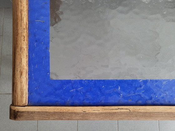 Image 1 of Vintage salontafel/bijzettafel uit de jaren 1940/1950 van beukenhout met kathedraalglas.