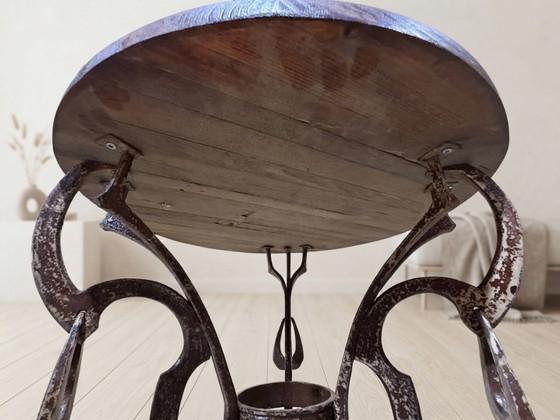 Tavolino rotondo artigianale con base in ferro battuto, circa anni '80, Cecoslovacchia, 67 × 50 cm – Tavolini (photo 6 of 9)