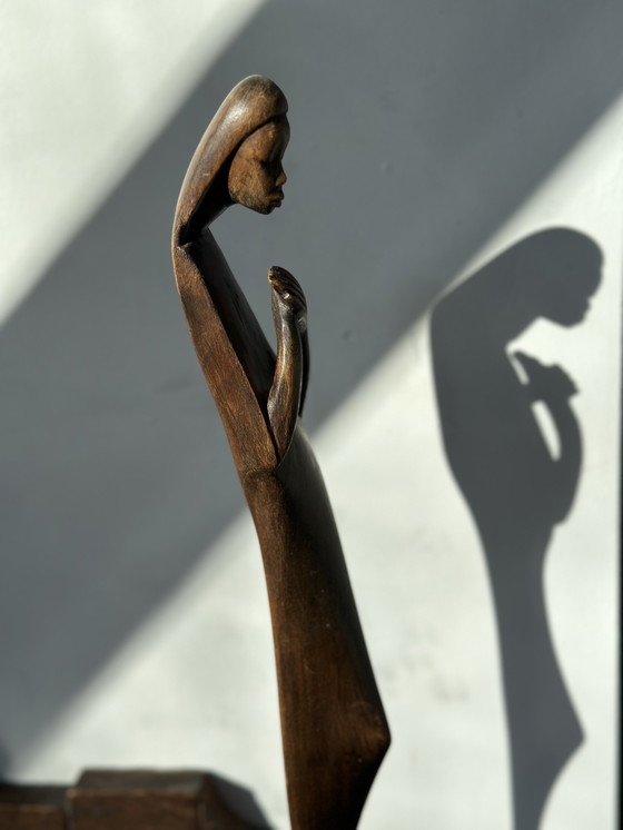 Image 1 of Sculpture religieuse moderne en bois – Figure stylisée de la Vierge (XXe siècle)