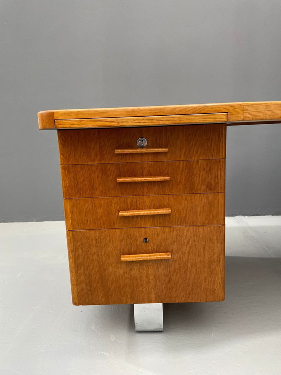 Image 1 of Bureau Bauhaus en noyer avec plateau rouge - Vintage Mid Century Design
