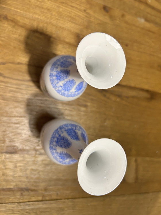 Image 1 of Twee eggshell porseleinen vaasjes , gemaakt in China periode 1950-1980 hoogte vaasjes 20cm