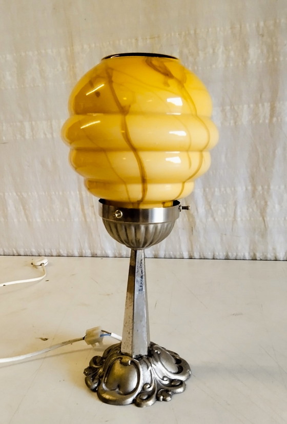 Image 1 of Art Deco hanglamp met gemarmerde olain bol en tinnen bevestiging - midden 20e eeuw