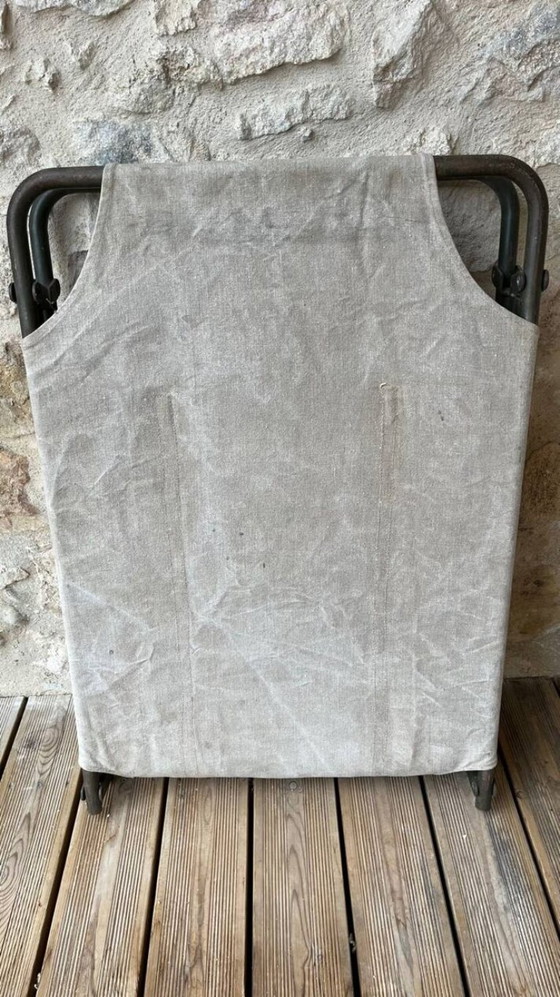 Image 1 of Vintage opklapbaar militair veldbed van kaki groen canvas en metaal.