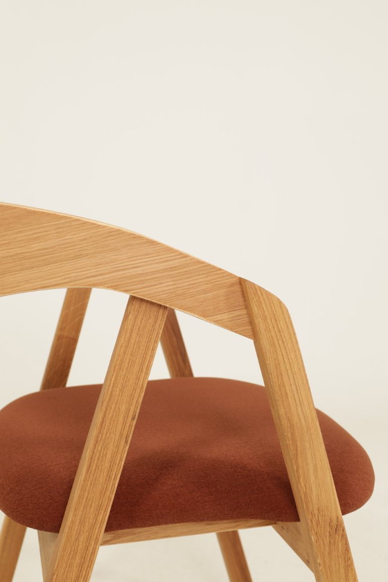 Image 1 of Moderne set van 6 eetkamerstoelen van natuurlijk eikenhout met terracotta bekleding.