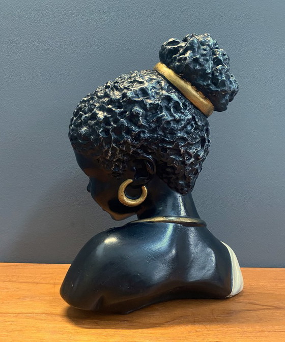 Image 1 of grande busto in gesso di una ragazza africana anni '60
