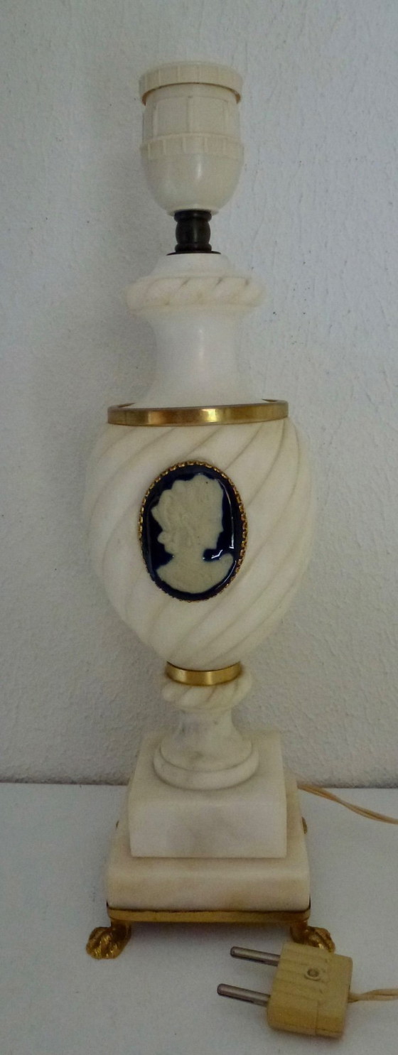 Image 1 of Antieke Franse tafellamp met Cameo is vervaardigd uit onyx.