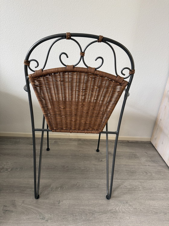 Image 1 of Set van 2 smeedijzeren stoelen met gevlochten rotan 