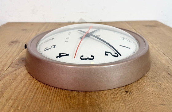 Image 1 of Bruine industriële elektrische wandklok van Westclox, jaren 60