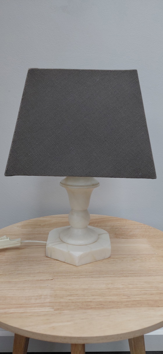 Image 1 of Vintage table lamp – marble/alabaster base – 27 cm – classic atmosphere – taupe shade