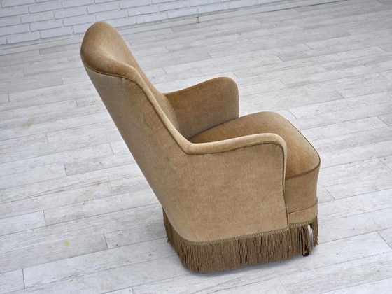 Image 1 of Poltrona danese con schienale alto, anni '70, rivestimento in velluto verde chiaro.