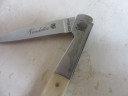 Coltello tascabile pieghevole Vendetta Corsican in acciaio A20 e osso, con simboli di testa di moro e cinghiale, vintage