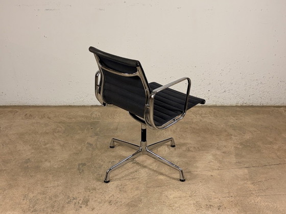 Image 1 of Sedia Vitra in alluminio EA 108, progettata da Charles e Ray Eames.