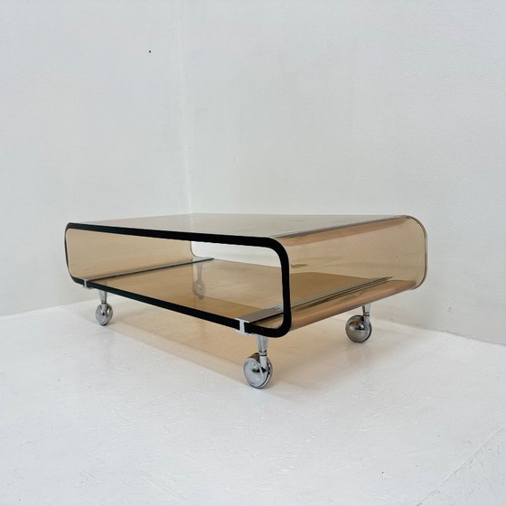 Image 1 of Mesa de centro de plexiglás de mediados de siglo, diseñada por Michel Dumas para Roche Bobois en 1972.