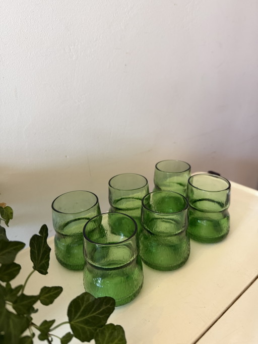 Juego de 6 vasos Amaro Averna de color verde esmeralda.