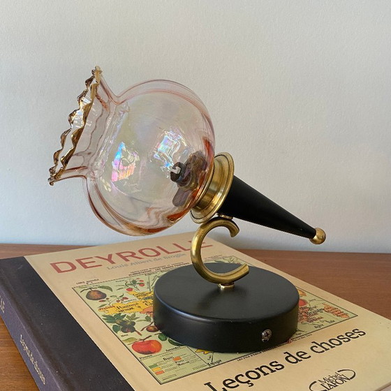 Image 1 of Coppia di lampade da parete a forma di torcia con paralumi in vetro rosa iridescente e finiture dorate