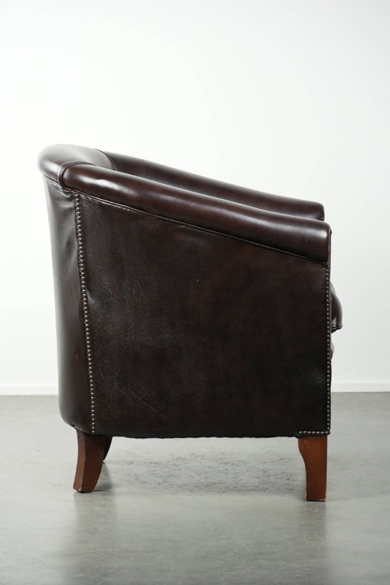 Image 1 of Club-Sessel aus dunklem Kuhfell mit zeitlosem und stilvollem Design im englischen Stil