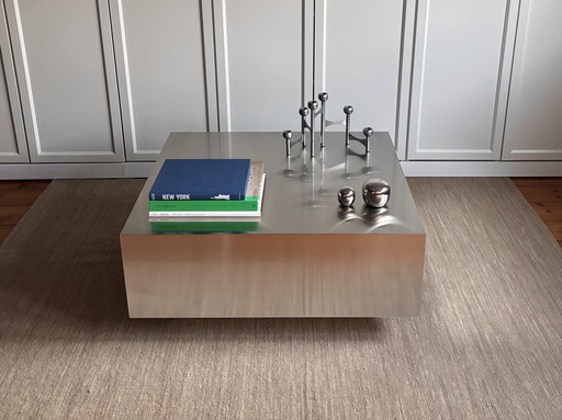 Table basse design minimaliste argentée