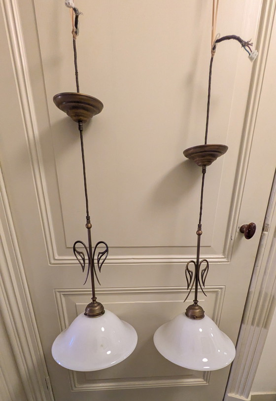 Image 1 of Deux lampes suspendues vintage de style Art déco, abat-jour opalin