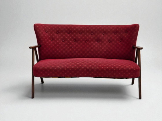 Image 1 of Divano danese a 2 posti, anni '60, rivestimento in tessuto rosso, gambe e braccioli in legno di faggio.