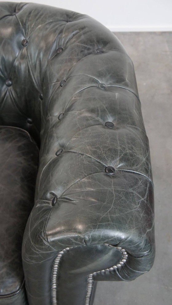 Image 1 of 2 x Ruime zwarte chesterfield fauteuil van generfd rundleer