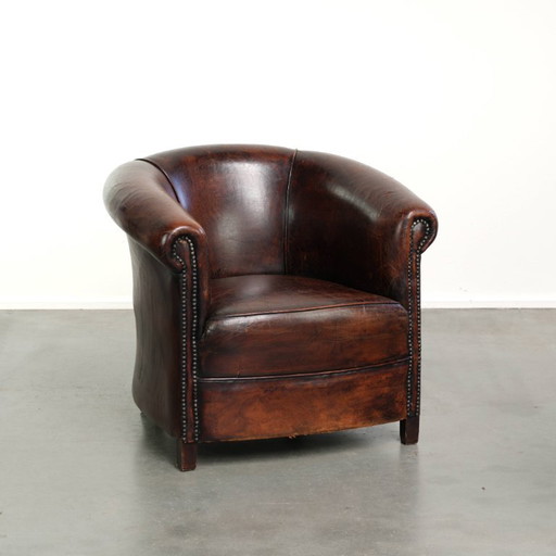Sillón club vintage de cuero de oveja con carácter, hermosos colores cálidos y tamaño sutil