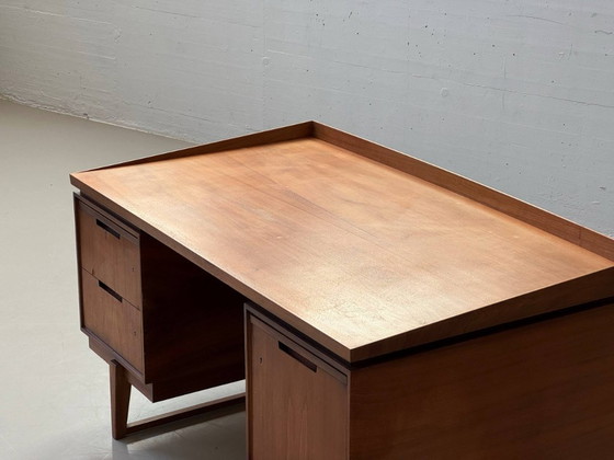 Image 1 of Elegante escritorio de mediados de siglo en nogal, década de 1960.