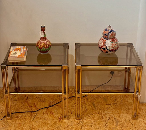 Ein Paar Vintage-Beistelltische im Hollywood-Regency-Stil aus Messing und Glas aus den 1970er Jahren. (photo 2 of 19)