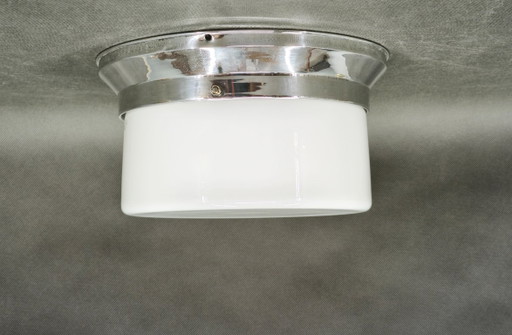 Bauhaus plafondlamp uit de jaren 30 van de vorige eeuw, gemaakt van chroom en opaalglas, Tsjechoslowakije. – plafondlampen